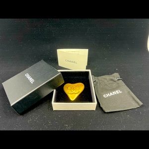 Chanel vintage heart CC logo gold brooch 93p accessories
